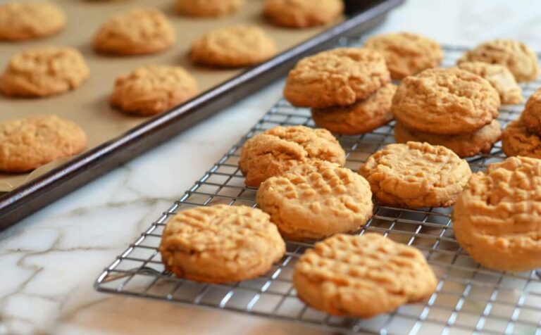 Can Cats and Dogs Eat Peanut Butter Cookies? A Comprehensive Guide for Cat Owners