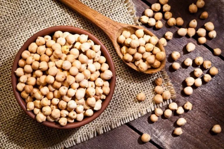 Can Cats Eat Garbanzo Beans? A Comprehensive Guide to Feline Nutrition